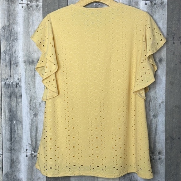 PALE yellow eyelet short sleeve blouse. Flutter sleeves. Lightly lined. Small - Picture 5 of 10